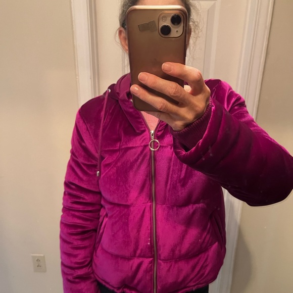 NWT quilted velvety jacket with hood and zipper. Adjustable at bottom size M - Picture 7 of 13